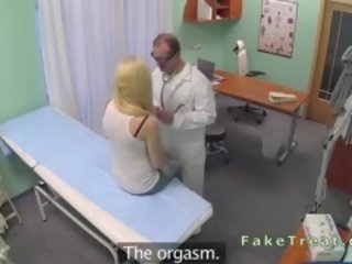 섹시한 금발의 빌어 먹을 의사
