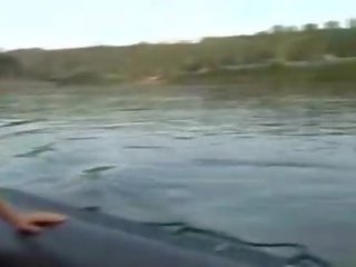 Zwei bimbo hündinnen tun es auf fisherboat