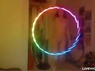 Nerd pelirroja nena lana twirls un luminous hula-hoop y folla su coño