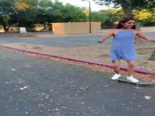Xăm người trượt trên băng cô gái vanessa vega trong skateboarding và squirting trong công khai