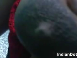 E lezetshme indiane zoçkë milks të saj gjoks