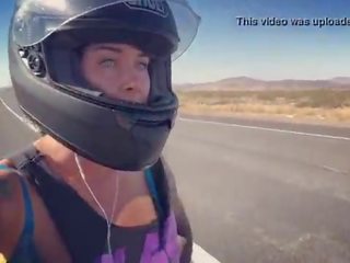 Felicity feline motorcycle diva a montar aprilia em sutiã