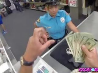 女士 警察 嘗試 到 pawn 她的 槍