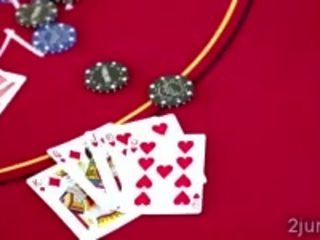 Pervs wins a bruneta hotties kočička v pokerový match