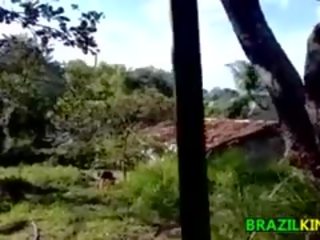 Povero brasiliano lavaggio suo corpo all'aperto