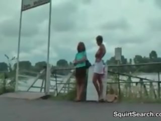 Fetichista lesbianas jugando fuera en público
