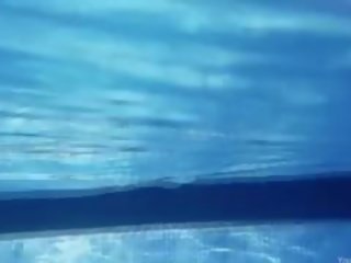 Onderwater striptease van mooi tepels