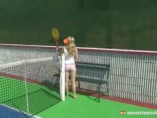 Мастурбиране върху на тенис корт