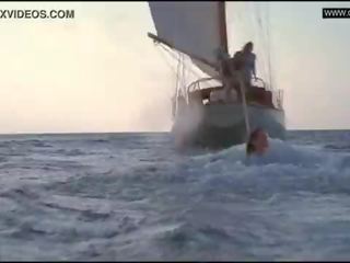 Elizabeth hurley - toples & ถ้ำมอง - der skipper (1999)
