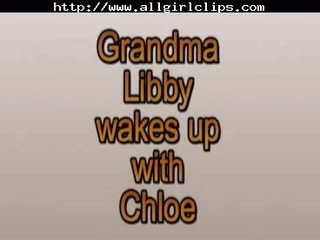 Nenek libby bangun sehingga dengan chloe