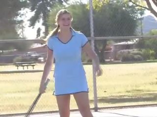 Handsome brunetė mažutė reveals jos masinis papai į tenis teismas