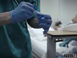 Murni tabu perv dokter memberikan remaja pasien vagina ujian
