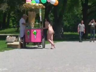 Spectaculos public nuditate cu sophie, monic și anja