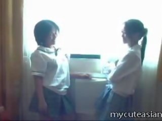 Du paauglys lesbietiškas azijietiškas merginos dulkinimasis aplink