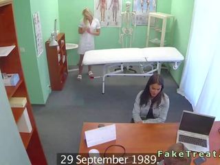 Riesig titten geduldig finger von krankenschwester im fälschen krankenhaus