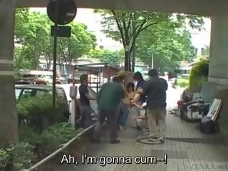 Ondertiteld japans av ster gestript naakt in publiek