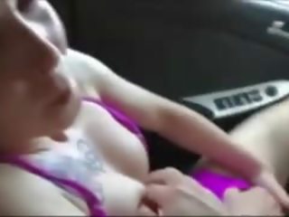 Jovem grávida boneca agradável a si mesma em o carro