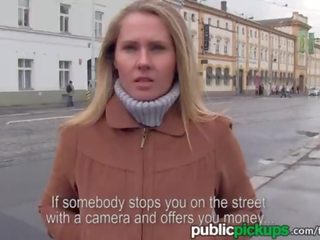 Mofos - karstās eiro blondīne izpaužas picked augšup par the iela