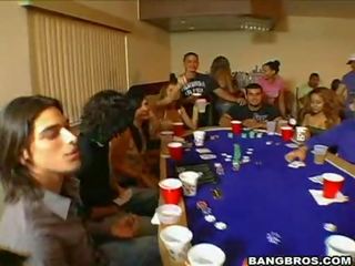 Ashli orión y su pandilla de hawt putas perdiendo en desvistiéndose póquer