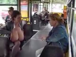 Énorme grand seins dame traite en la publique tram