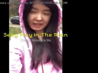 Asiatico giovanissima pubblicamente rivela se stessa in il rain&excl;