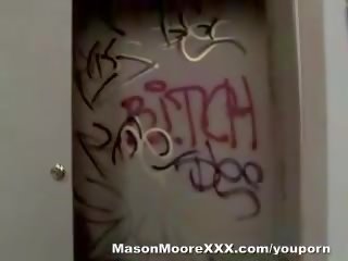 Mason moore eikels een kerel in een vies badkamer